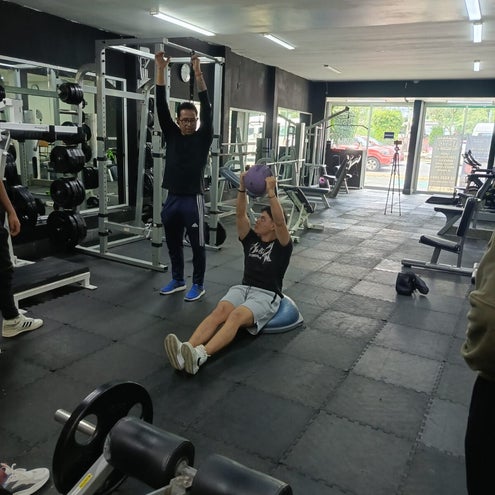 Entrenadores en formación durante una clase práctica en EDEN Escuela de Entrenadores, aprendiendo técnicas de entrenamiento funcional y musculación.